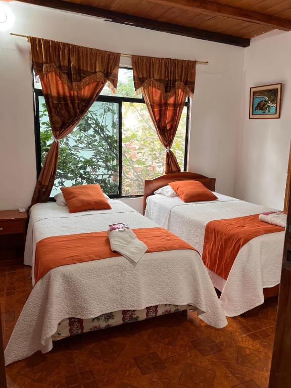 Postel nebo postele na pokoji v ubytování Las Gardenias Hostel - Starlink Internet