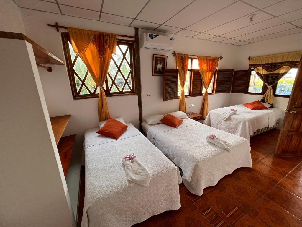 Postel nebo postele na pokoji v ubytování Las Gardenias Hostel - Starlink Internet