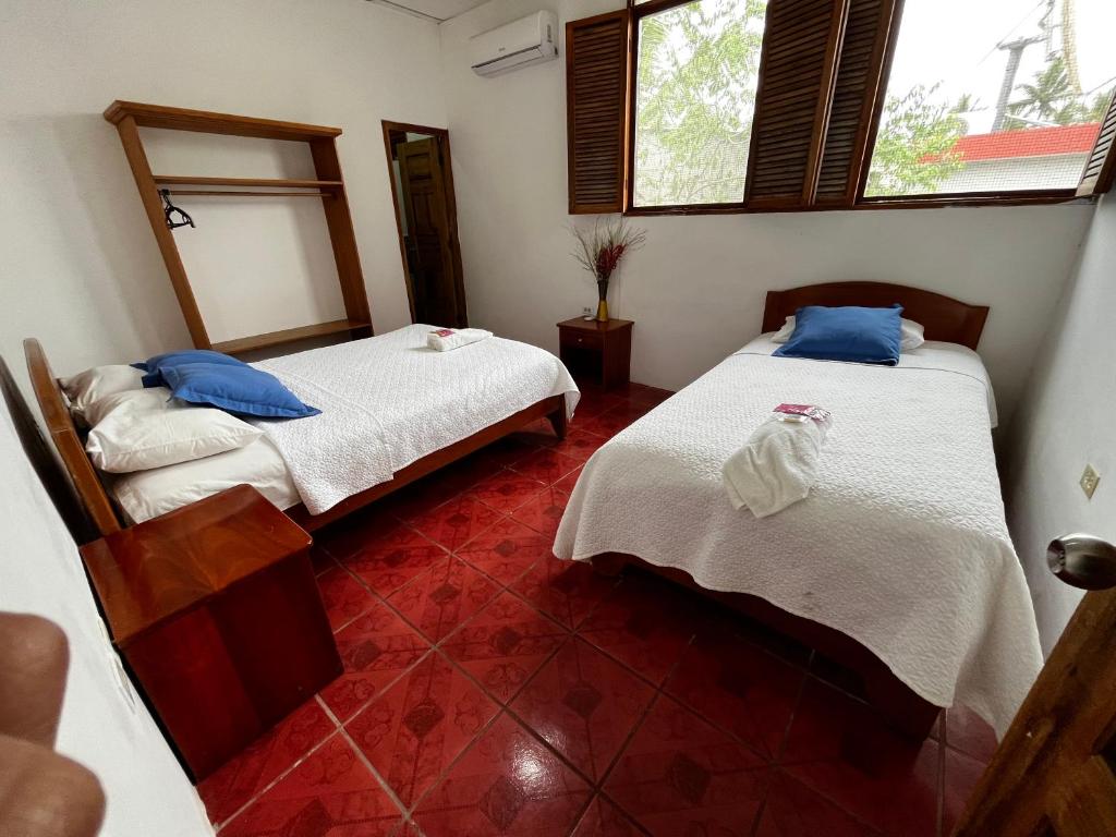 Postel nebo postele na pokoji v ubytování Las Gardenias Hostel - Starlink Internet