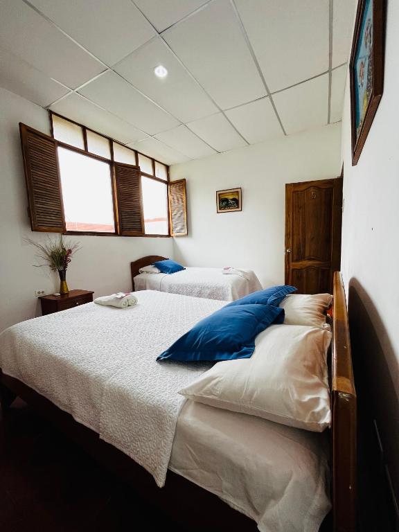 Postel nebo postele na pokoji v ubytování Las Gardenias Hostel - Starlink Internet