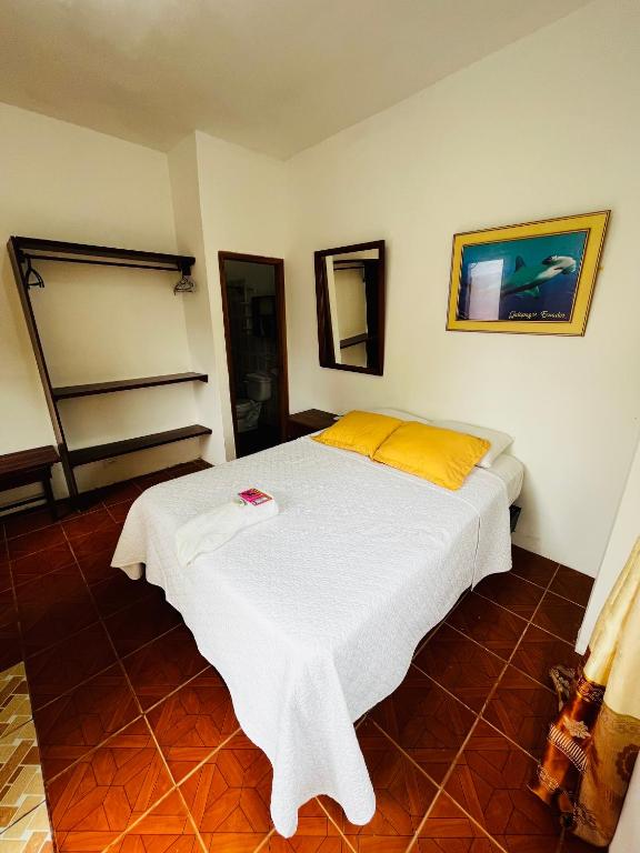 Postel nebo postele na pokoji v ubytování Las Gardenias Hostel - Starlink Internet