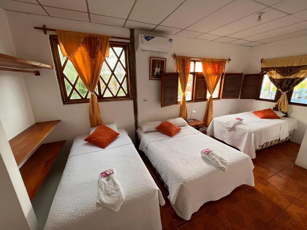 Postel nebo postele na pokoji v ubytování Las Gardenias Hostel - Starlink Internet