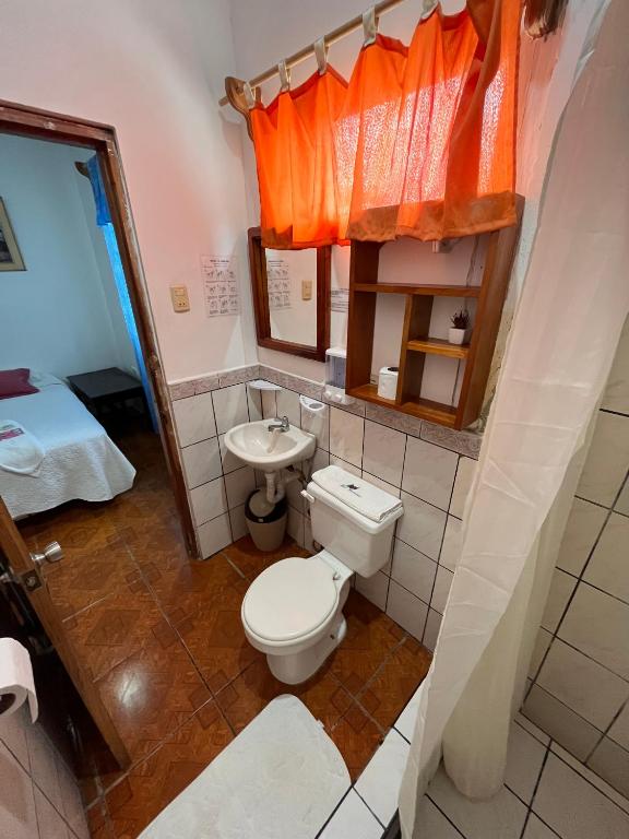 Koupelna v ubytování Las Gardenias Hostel - Starlink Internet
