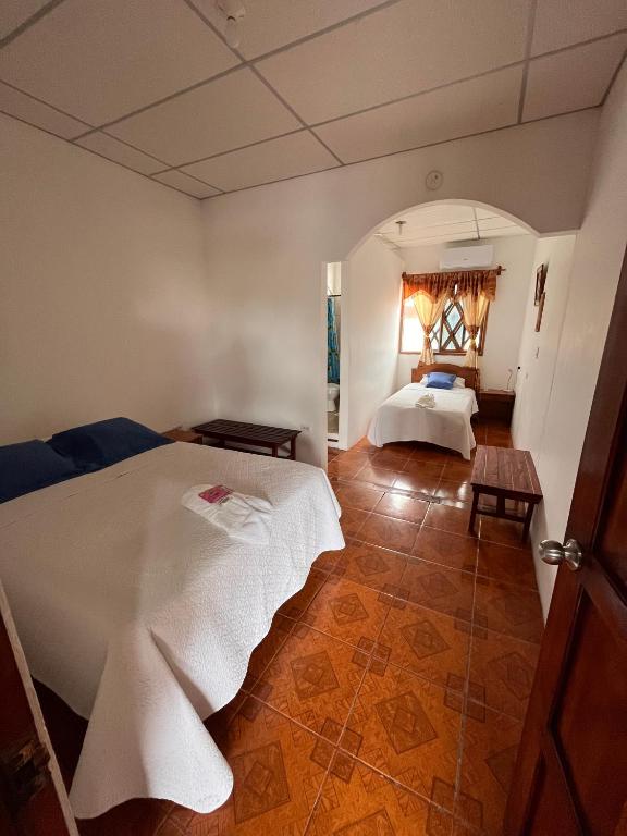 Postel nebo postele na pokoji v ubytování Las Gardenias Hostel - Starlink Internet