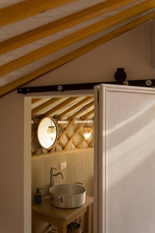 Koupelna v ubytování Yurta Glamping San Leone & Casa Vacanza Baia Blu