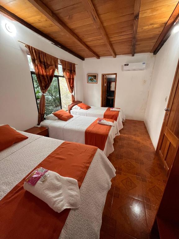 Postel nebo postele na pokoji v ubytování Las Gardenias Hostel - Starlink Internet