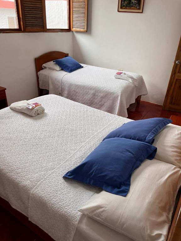 Postel nebo postele na pokoji v ubytování Las Gardenias Hostel - Starlink Internet
