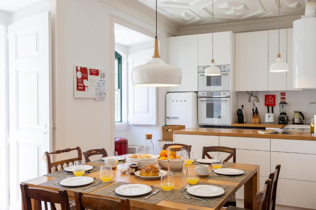 eine Küche mit einem Holztisch mit Essen drauf in der Unterkunft Charming Beach House - by Smarthomes in São Martinho do Porto