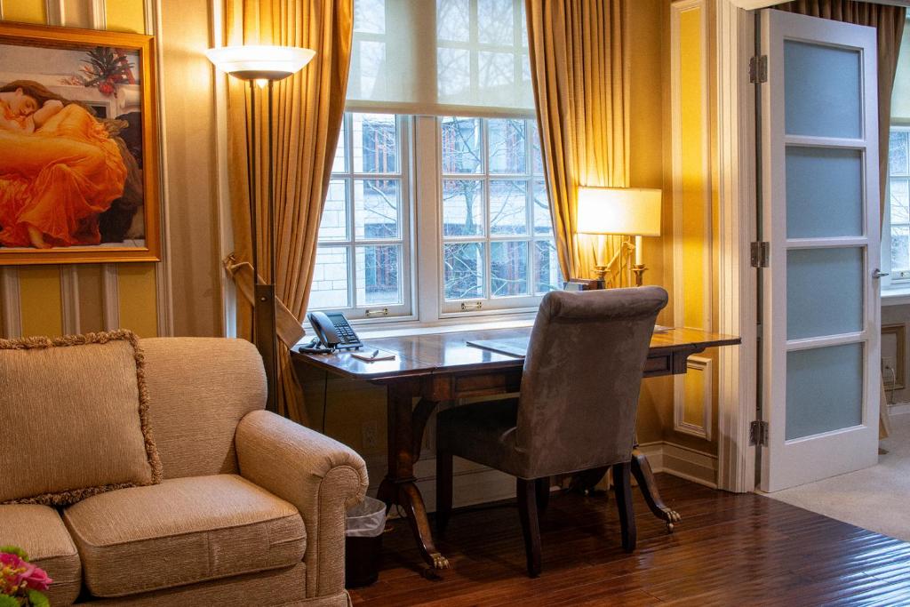 Posezení v ubytování Windsor Arms Hotel