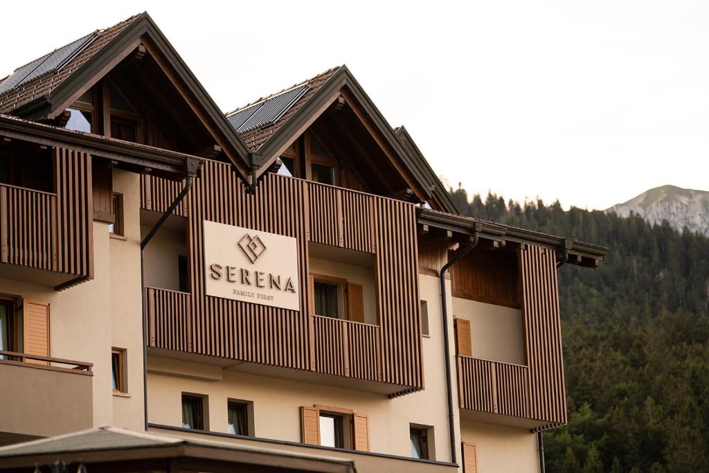 Nespecifikovaný výhled na hory nebo výhled na hory při pohledu z hotelu