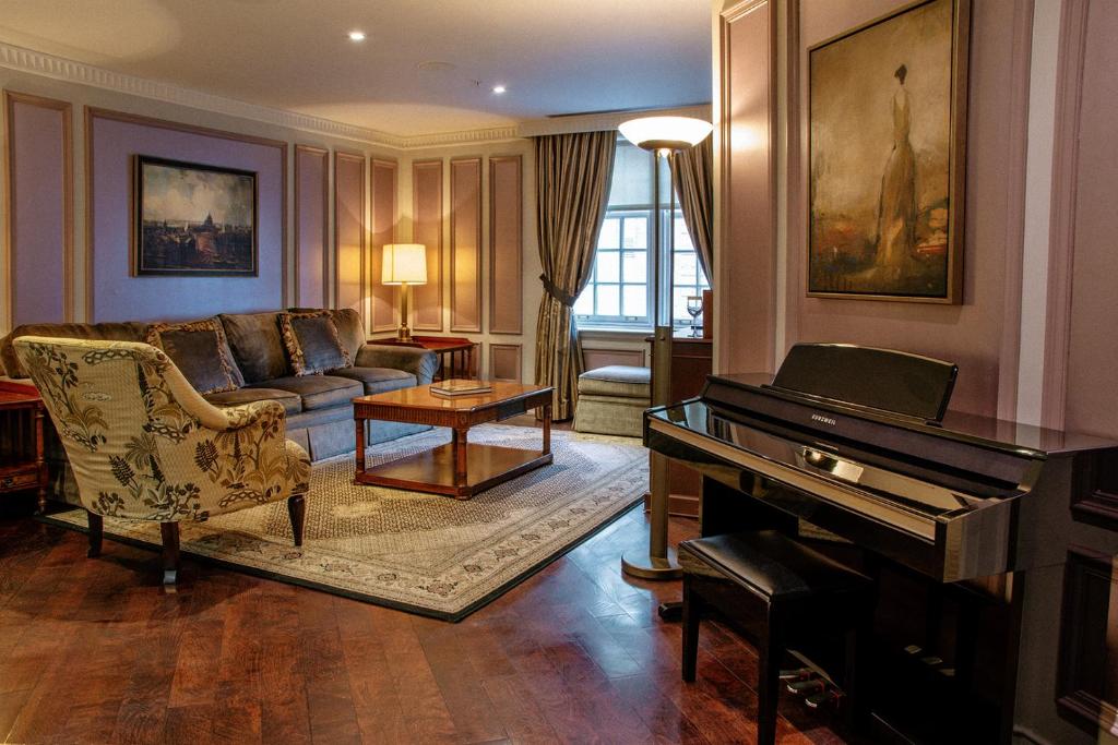 TV a/nebo společenská místnost v ubytování Windsor Arms Hotel