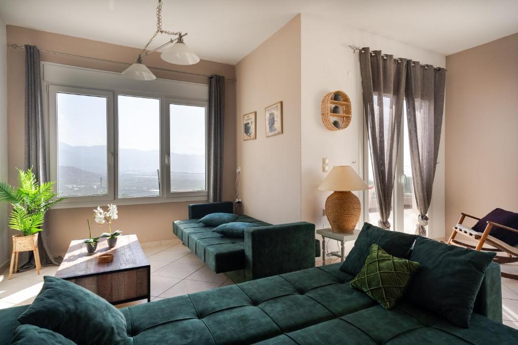 Posezení v ubytování Villa Aktis with Freshwater Pool and Sea View