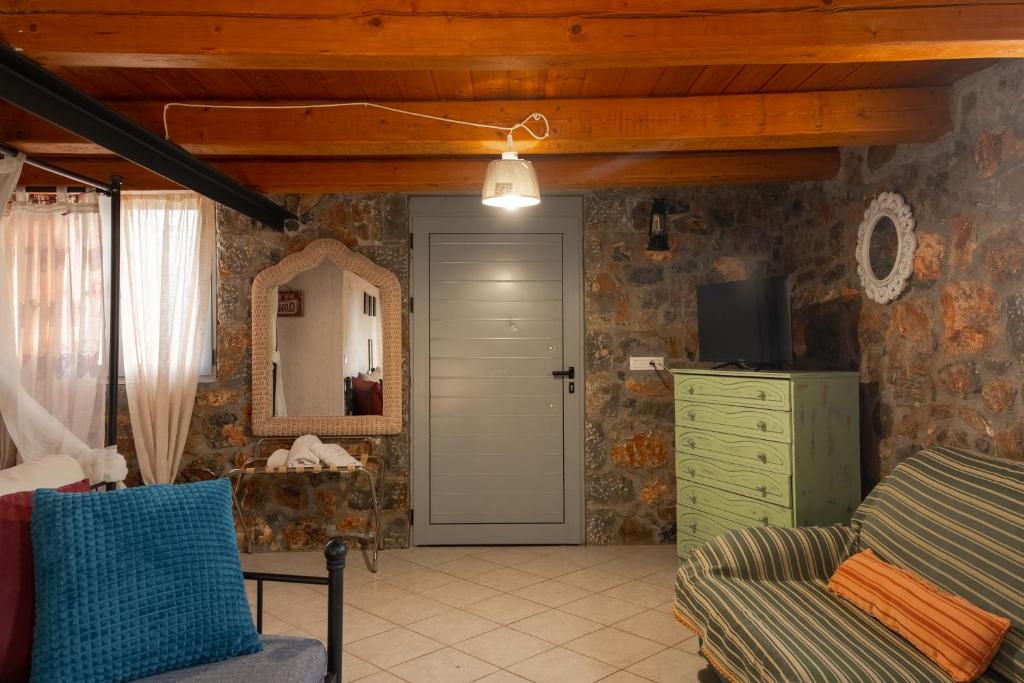Posezení v ubytování Villa Aktis with Freshwater Pool and Sea View