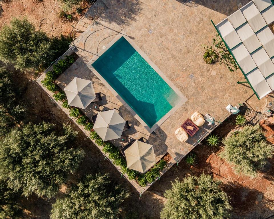 Bazén v ubytování Villa Aktis with Freshwater Pool and Sea View nebo v jeho okolí