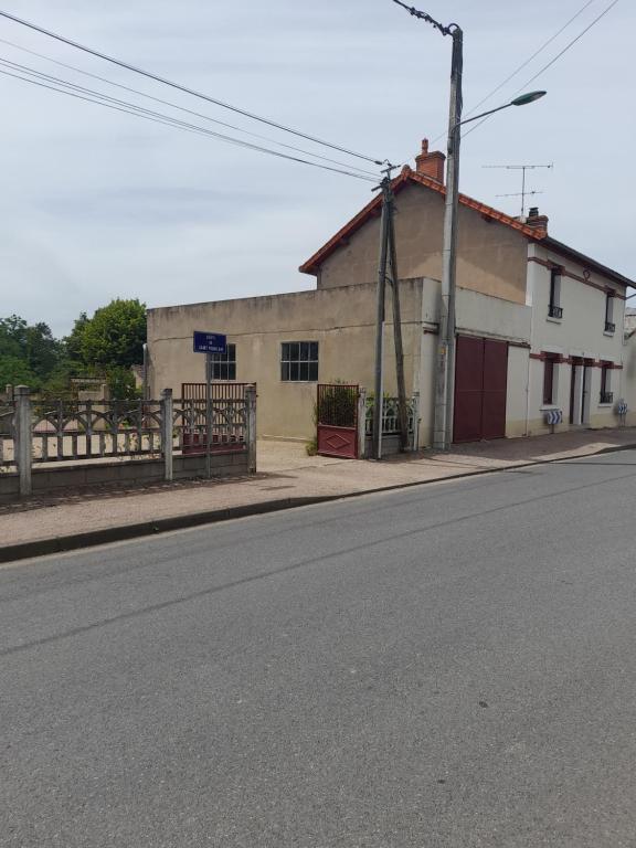 Thiel-sur-AcolinにあるMaison 14 personnes,Pal 4 kmsの建物の前の空いている通り