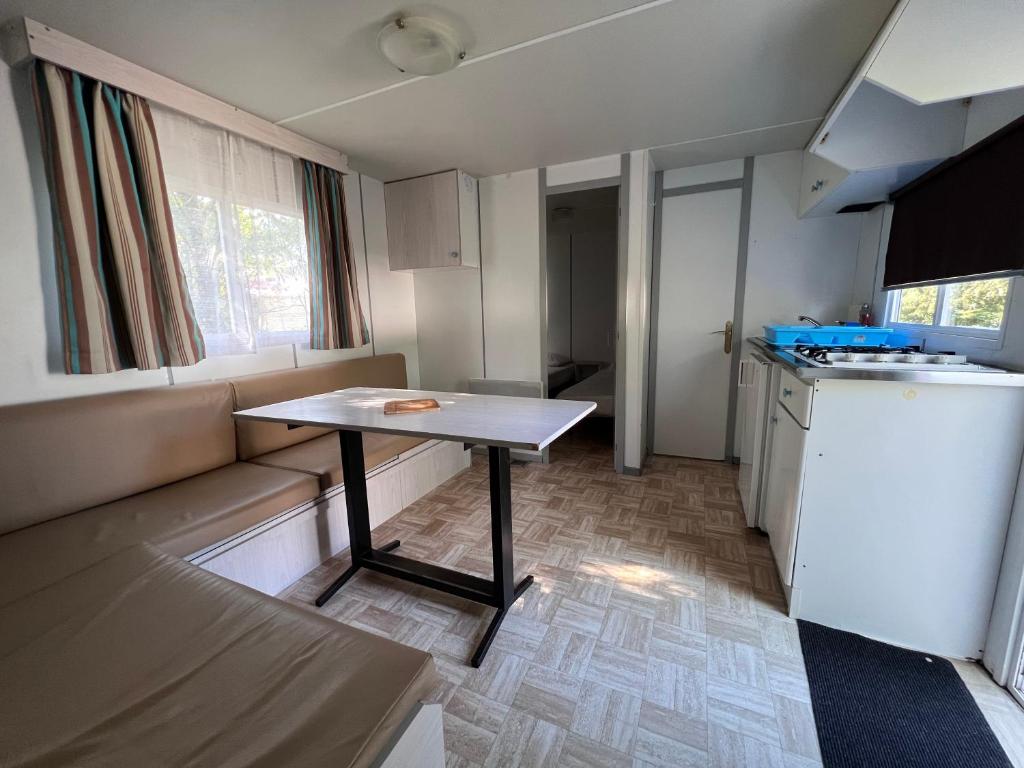 Kuchyň nebo kuchyňský kout v ubytování Camping de la Lyre
