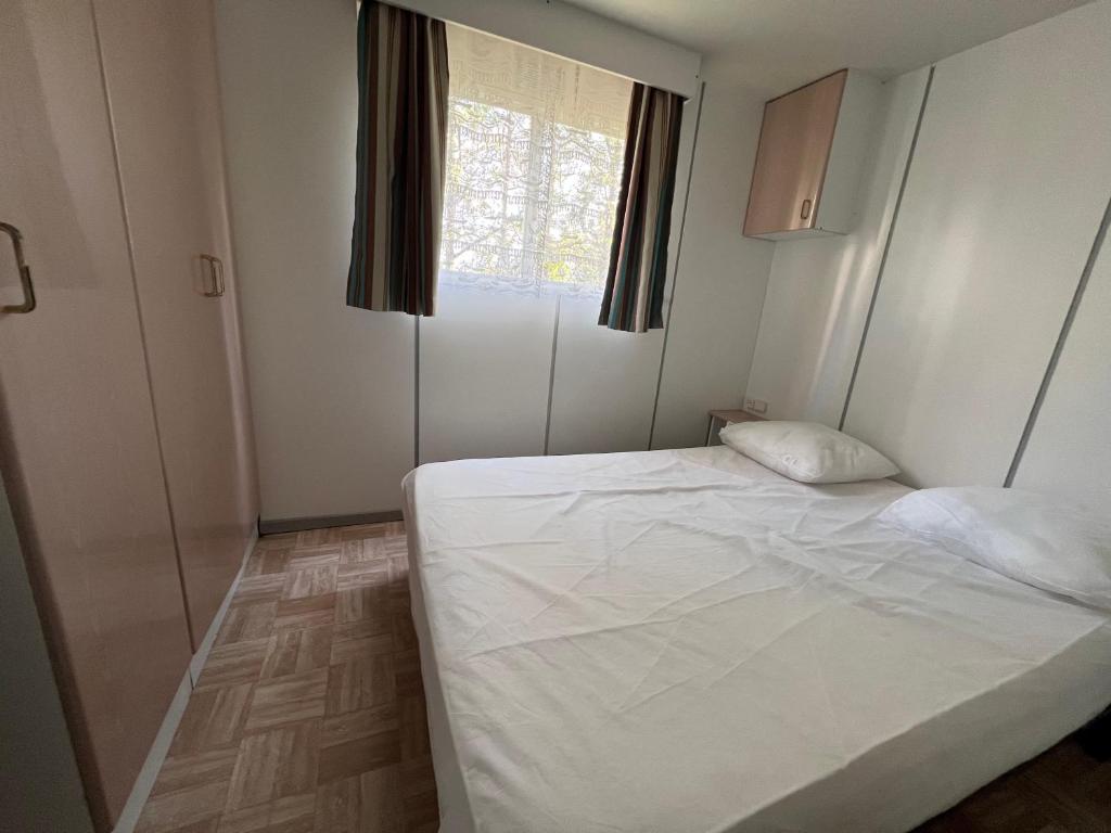 Postel nebo postele na pokoji v ubytování Camping de la Lyre