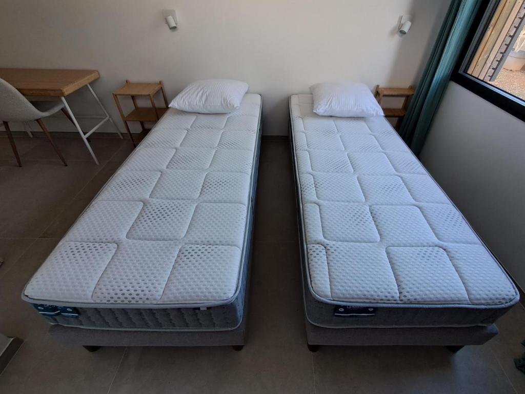 Postel nebo postele na pokoji v ubytování Gîte cosy et tout équipé "Une cabane en Luberon" 44 m2 avec jardin