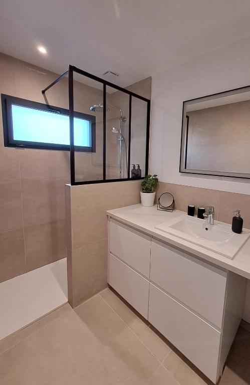 Koupelna v ubytování Gîte cosy et tout équipé "Une cabane en Luberon" 44 m2 avec jardin