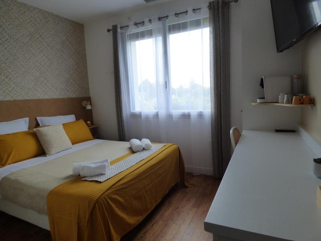 Postel nebo postele na pokoji v ubytování "Les Logis d'Argent" Chambre d'hôte avec WC, SDB, TV, Wifi, Option Petit Déjeuner , Parking