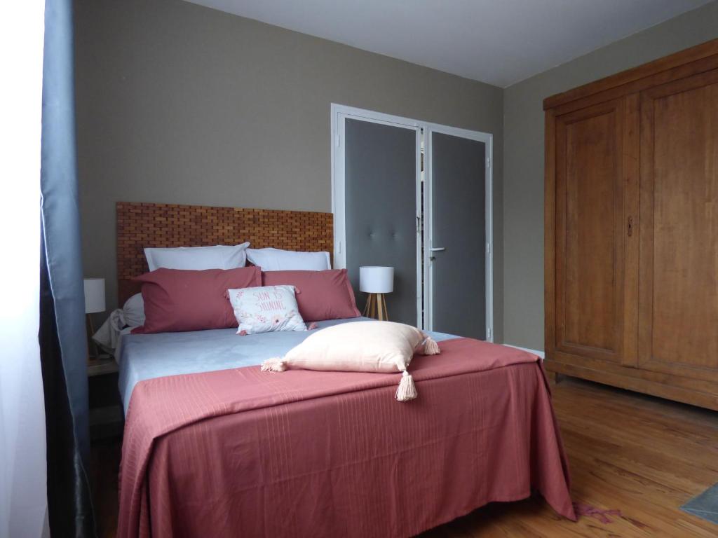 Postel nebo postele na pokoji v ubytování "Les Logis d'Argent" Chambre d'hôte avec WC, SDB, TV, Wifi, Option Petit Déjeuner , Parking