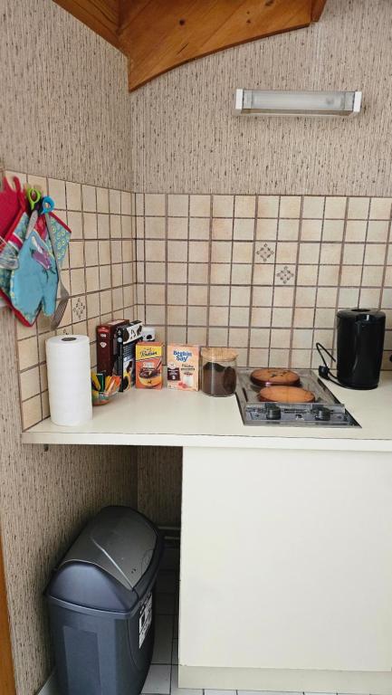 a counter in a kitchen with a trash can at MAISON T2 WIFI Parking Privé Les Sables d'Olonne 9mn à Pied Plage Présidents in La Rudelière