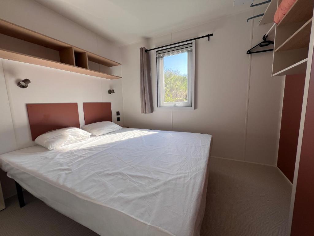 Postel nebo postele na pokoji v ubytování Camping de la Lyre