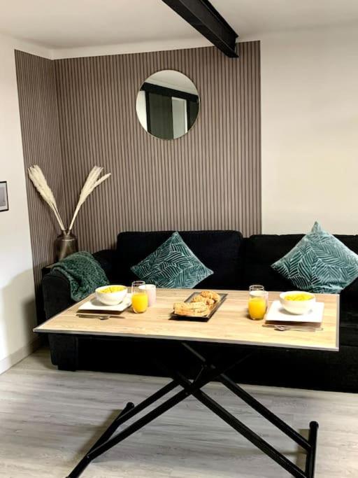 - une table avec de la nourriture et deux verres de jus d'orange dans l'établissement Jolie et agréable appartement proche des plages et de l Espagne, à Perpignan