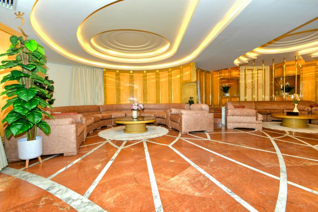 Χώρος καθιστικού στο Presidential Penthouse - Vintage Italian Elegance Near Corniche