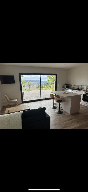 Et opholdsområde på Appartement avec un agréable point de vue et quartier calme