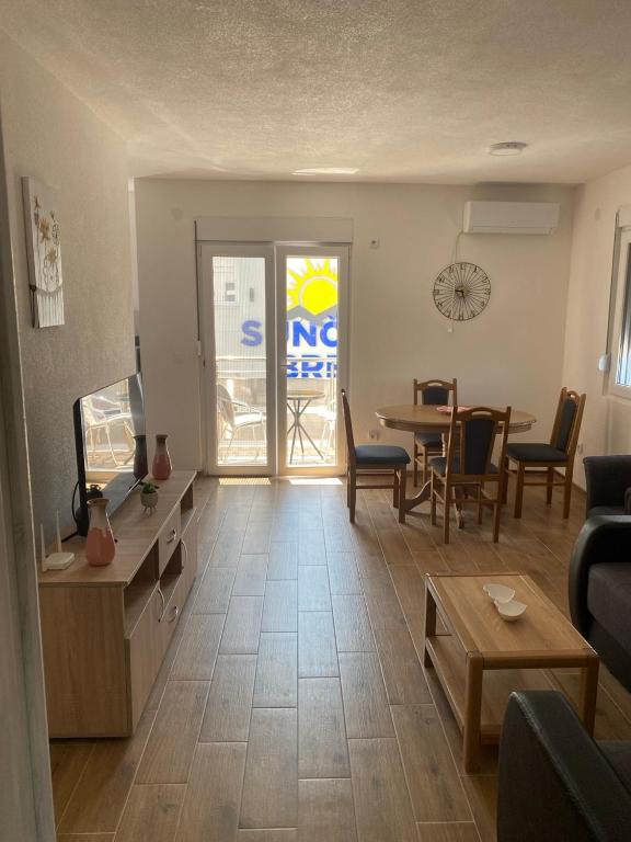 TV i/ili multimedijalni sistem u objektu Apartman Krstić