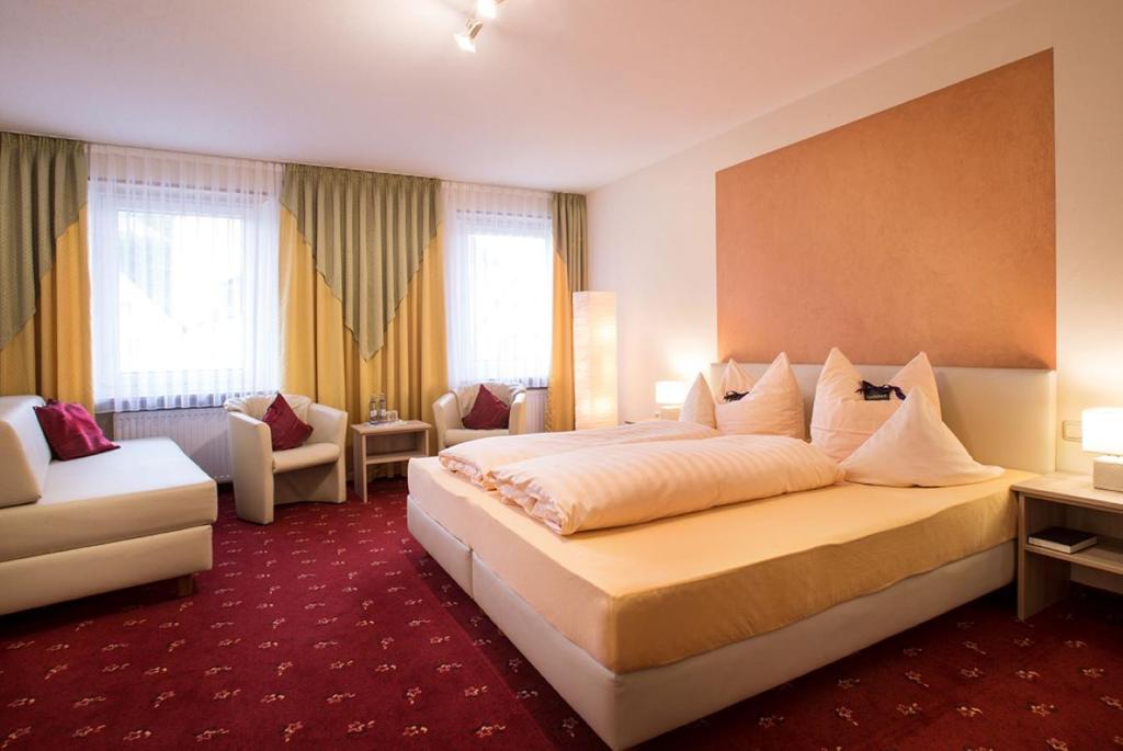 Postel nebo postele na pokoji v ubytování Hotel Gasthof Zur Post