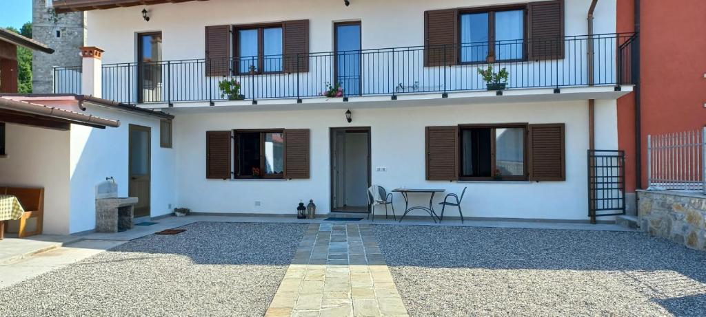 a courtyard of a house with a table and chairs at Casa Bino in Purgèssimo