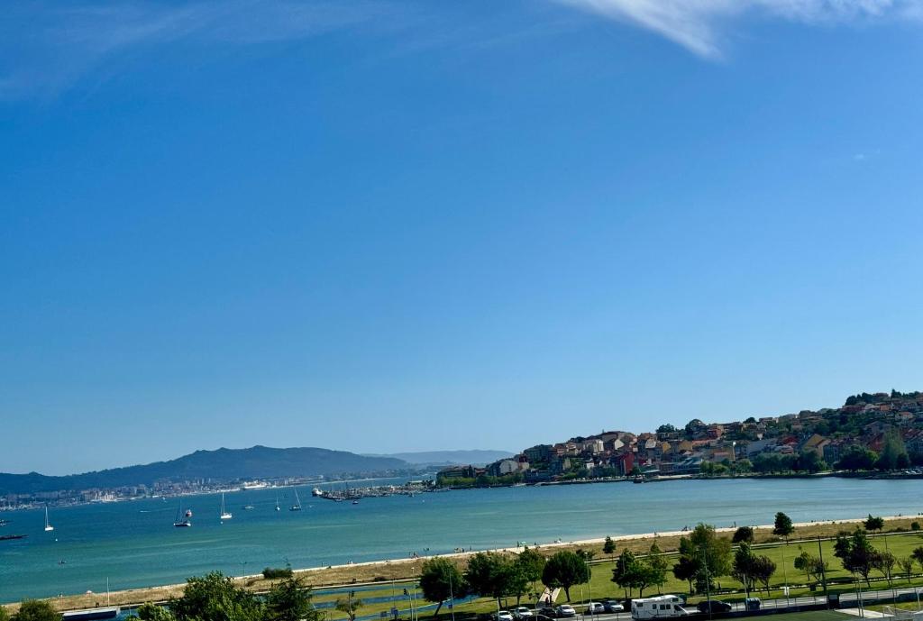 vistas a un río con barcos en el agua en Junquera Playa, en Moaña