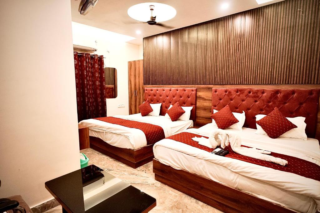 Postel nebo postele na pokoji v ubytování HOTEL VIA GANGA INN ! గంగా ఇన్ ద్వారా హోటల్ VARANASI! FULLY AIR-CONDITIONED HOTEL AT PRIME LOCATION WITH ROOFTOP GANGES VIEW! 2 Min walking distance from ASSI GHAT ,NEAR KASHI VISHWANATH TEMPLE
