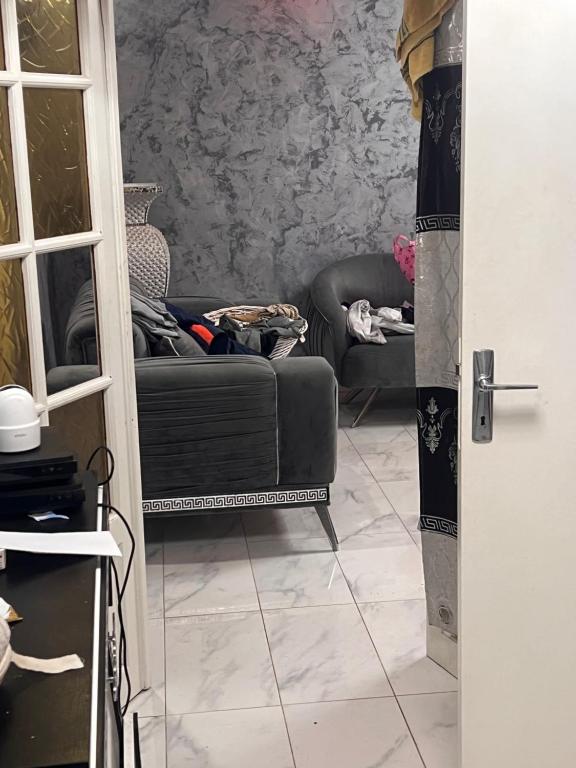 een woonkamer met een bank en een stoel bij La maison in Monsols