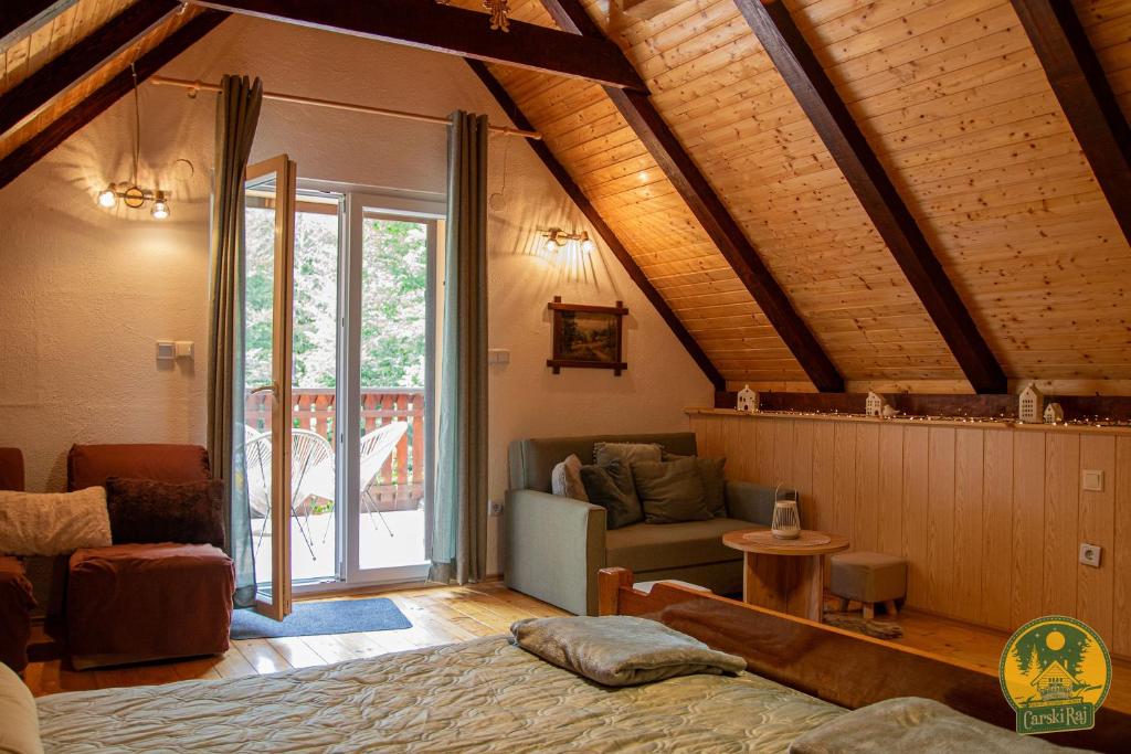 een slaapkamer met een bed en een woonkamer bij Carski raj in Bribir