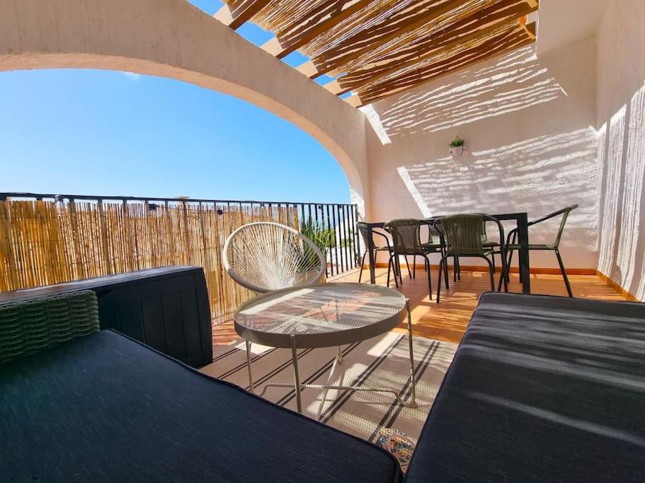 カルプにあるAlbatros Apartment - Imperial Park - Sea View, 6 Pools, Terraceのバルコニーにテーブルと椅子が置かれたパティオ