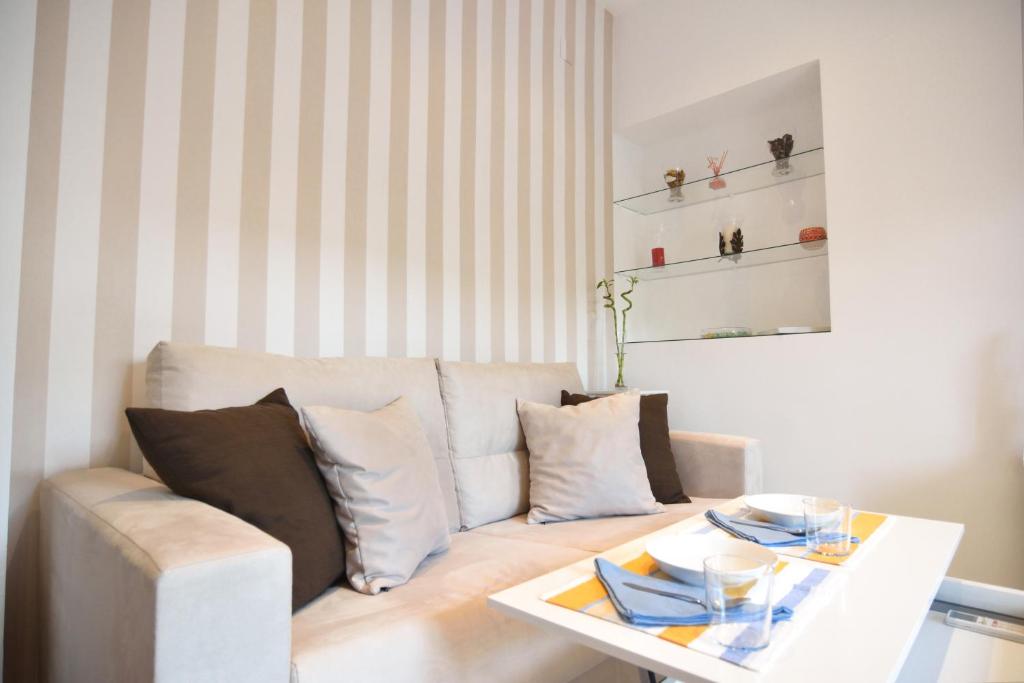 sala de estar con sofá y mesa en Macarena Home, en Sevilla