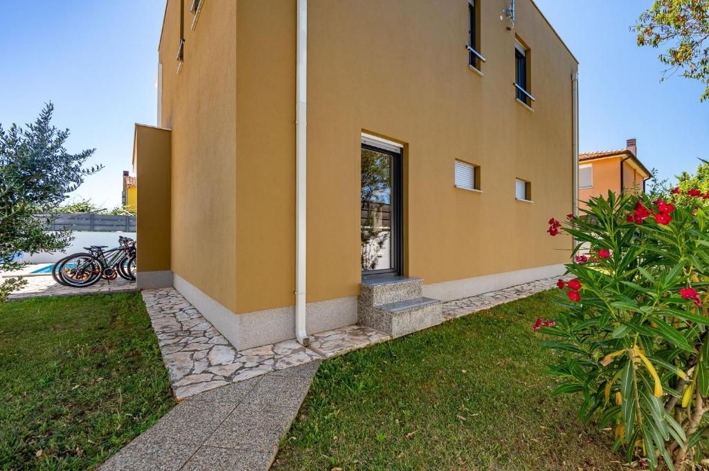 Budova, kde se vila nachází