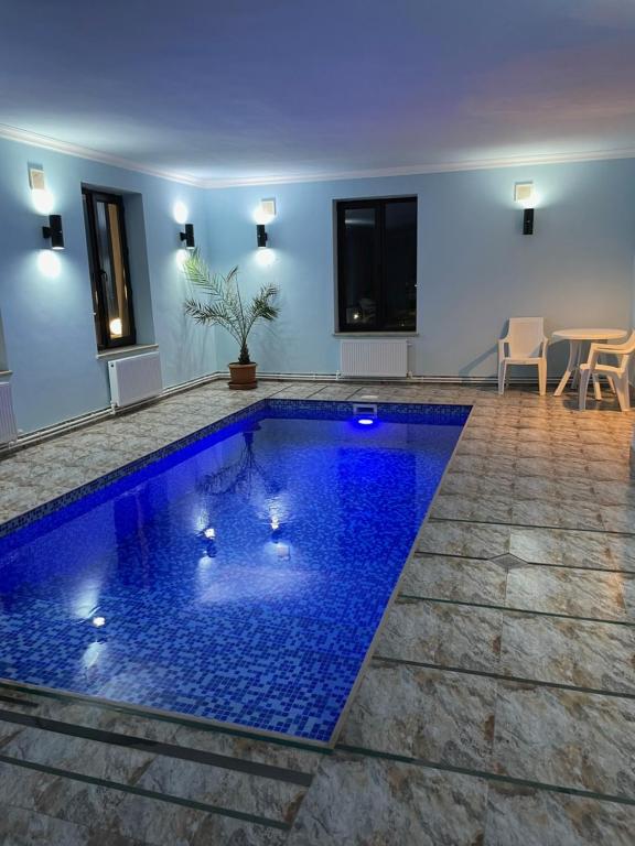 Bazén v ubytování DECCA Hotel nebo v jeho okolí