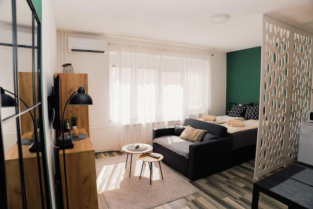 una sala de estar con un sofá y una mesa en Apartment Vela, en Tuzla
