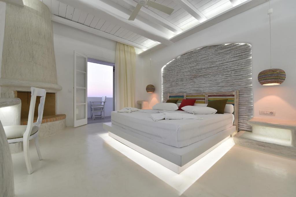 Postel nebo postele na pokoji v ubytování Zefi Hotel & Suites