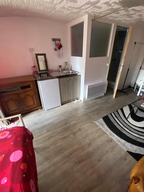 kuchnia ze zlewem i blatem w obiekcie Joli Maison calme 10 Mn de Paris st LAZARE w mieście Argenteuil