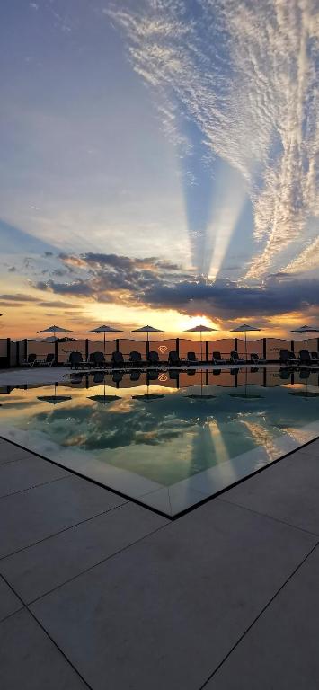 Východ nebo západ slunce při pohledu z hotelu nebo okolí