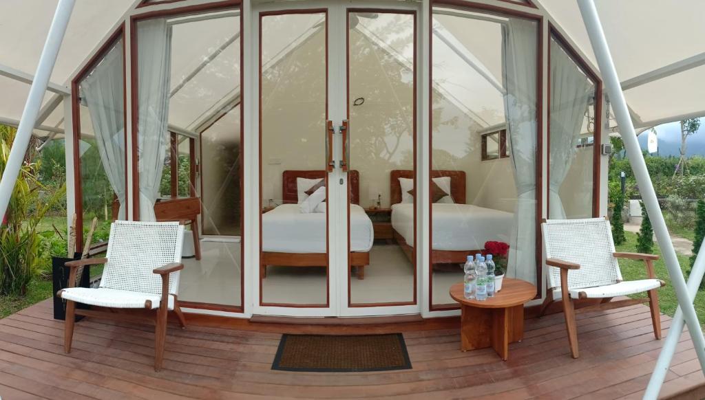 Balkón nebo terasa v ubytování Svargan Lakeside Glamping