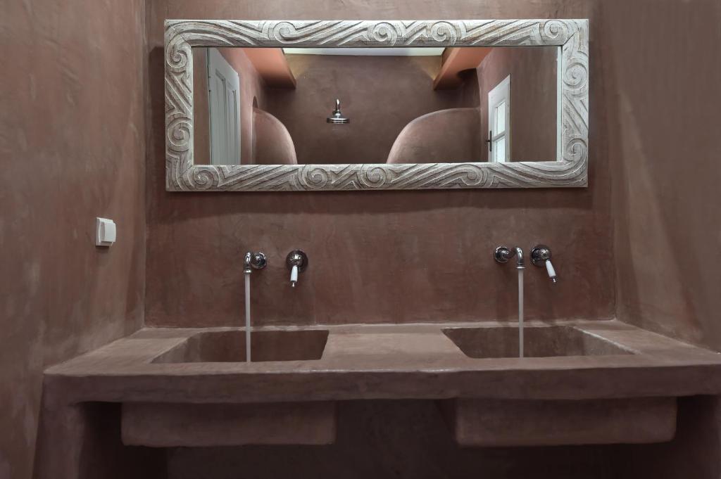 Koupelna v ubytování Zefi Hotel & Suites