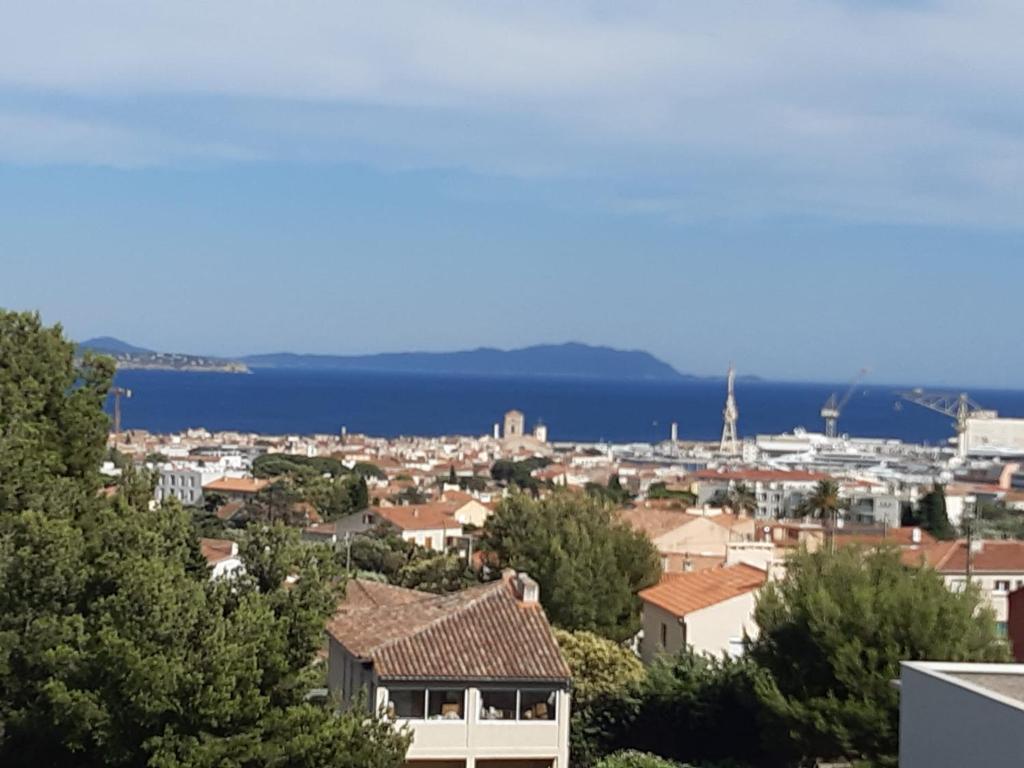 Vue sur une ville avec l'océan en arrière-plan dans l'établissement Blue Paradise, à La Ciotat