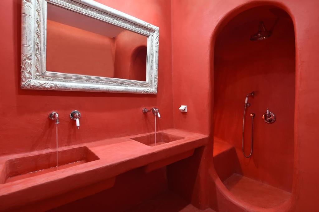 Koupelna v ubytování Zefi Hotel & Suites