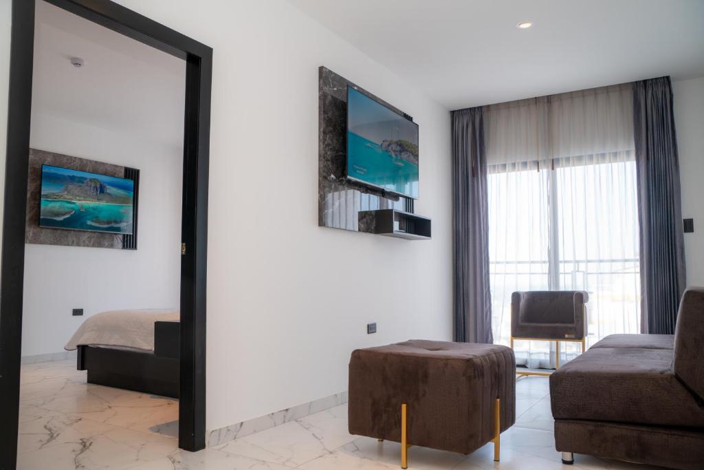 TV a/nebo společenská místnost v ubytování Manta Surf Hotel